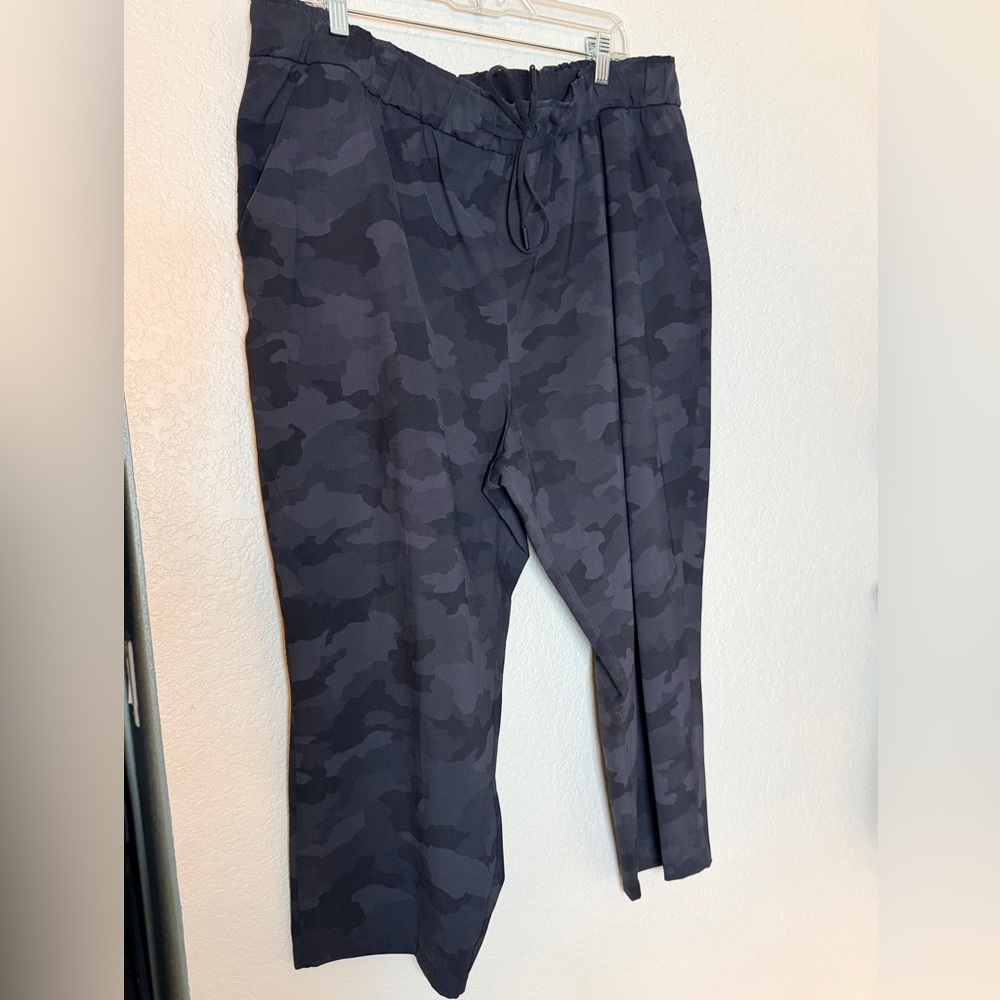 Lululemon stretch high-rise crop pants size 20
Grey & Black Camo